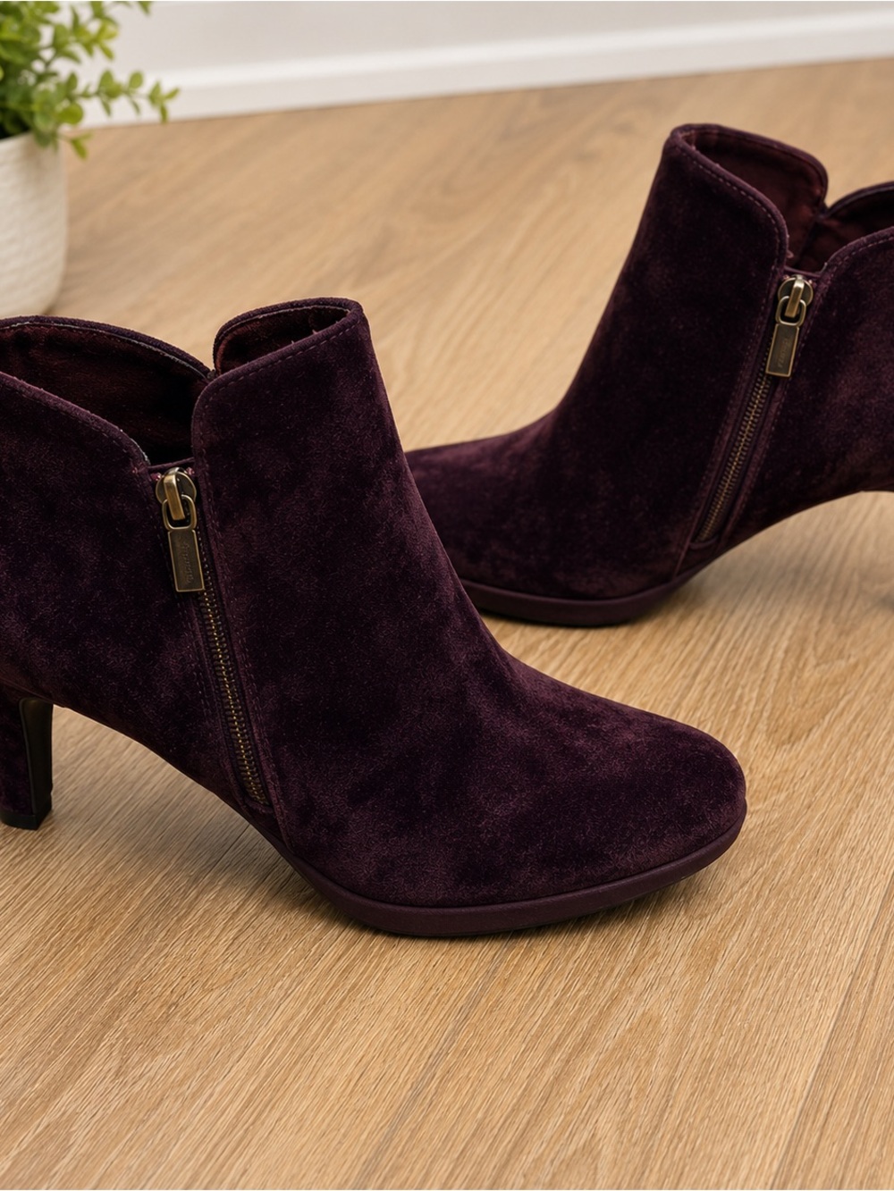 Tamaris Plum Purple Velvet Ankle Booties Womens's EU 37 US 6.5 Side Zip Bootie